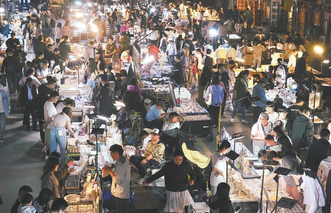 　　昨晚，潘家园开启周六非遗主题夜市，吸引众多市民游客淘宝、赏非遗。本报记者 程功摄