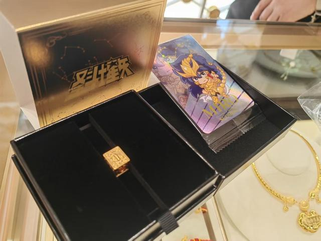 圣斗士联名与店内其他饰品风格造型迥异 钟菡 摄