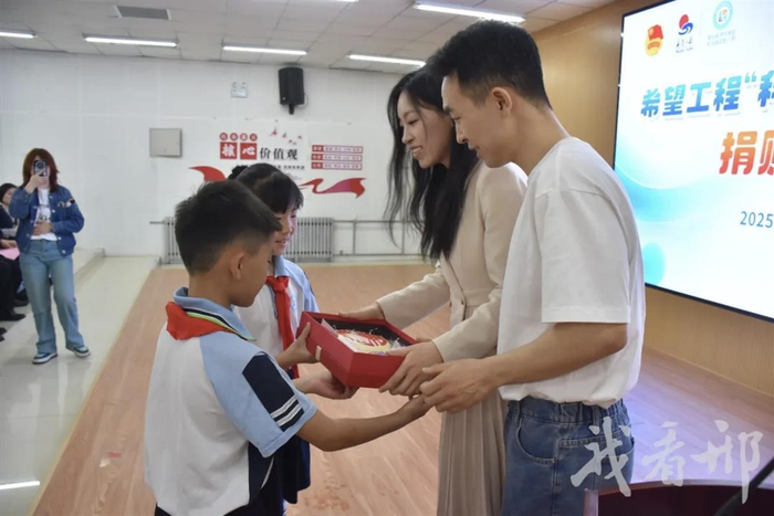 董阔和杨赞旭收到孩子的礼物