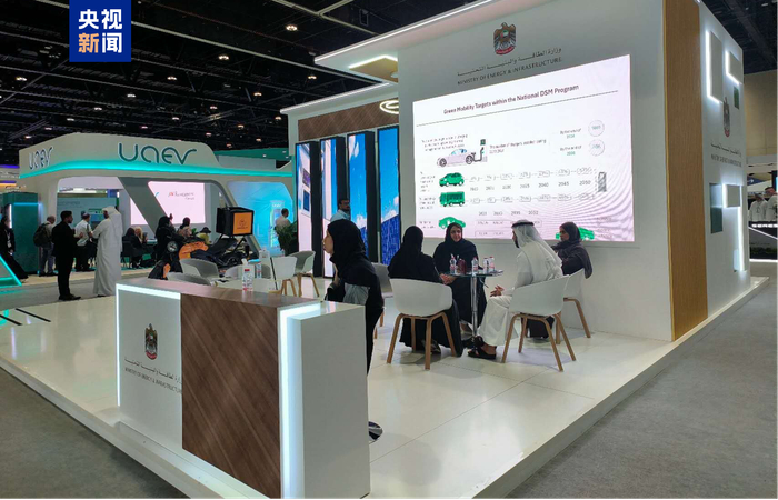 △参展商在阿联酋电动汽车合资企业展位上洽谈充电站建设