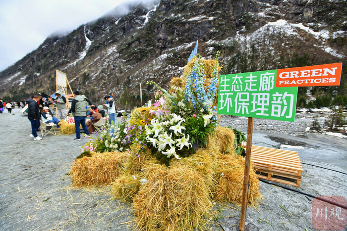 参与活动的自驾游者。