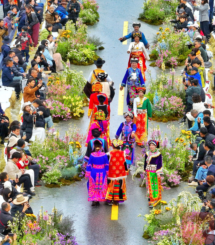 身着藏羌传统服饰的T台秀。