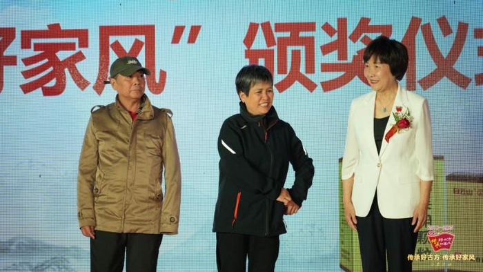 ▲社区里的“暖心管家”——秦蓰香（图中间）