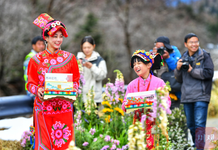 当地农特产品在T台展示。