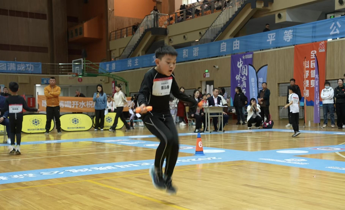 小选手奋力拼搏