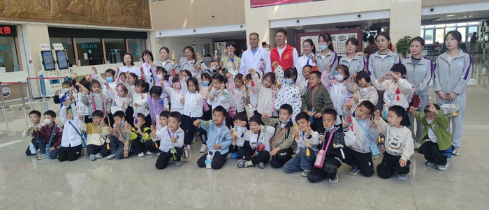 活动结束后，孩子们兴高采烈地拿着自己亲手制作的中药香囊合影留念。