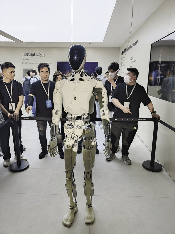 小鹏汽车自主研发的“超模”机器人IRON（杨沙沙摄）