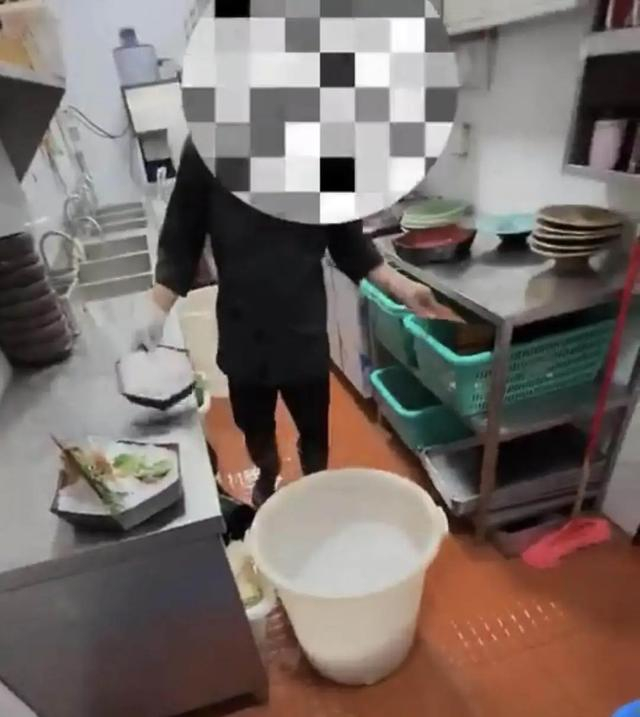 门店员工疑似回收顾客食材。图源网络