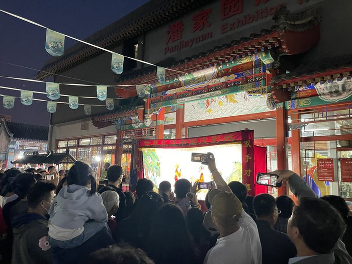 4月26日晚，潘家园夜市上的《西游记》皮影戏十分受欢迎。新京报记者 吴婷婷 摄