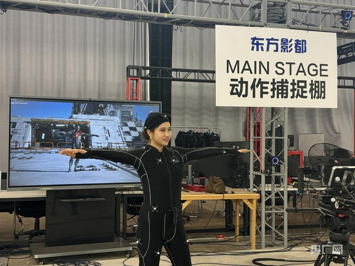 工作人员正在青岛东方影都影视产业园动作捕捉棚体验虚拟拍摄（央广网发  王大勇  摄）