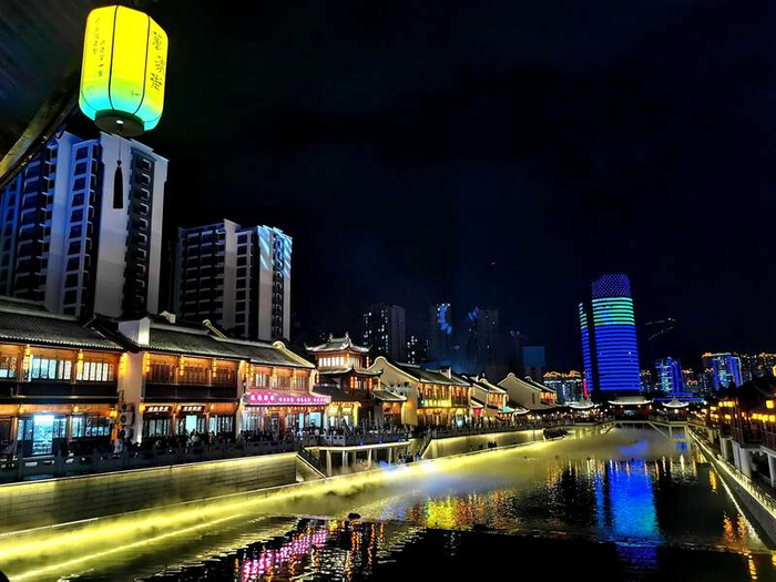 夜晚的万象街风光。中青报·中青网记者 马富春/摄