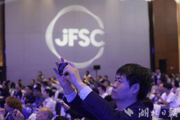 2025九峰山论坛暨化合物半导体产业博览会在中国光谷科技会展中心开幕，中外嘉宾聆听行业最新成果发布。