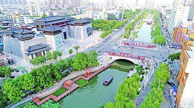 曹魏古城南城门与护城河相映成辉。牛书培摄/光明图片