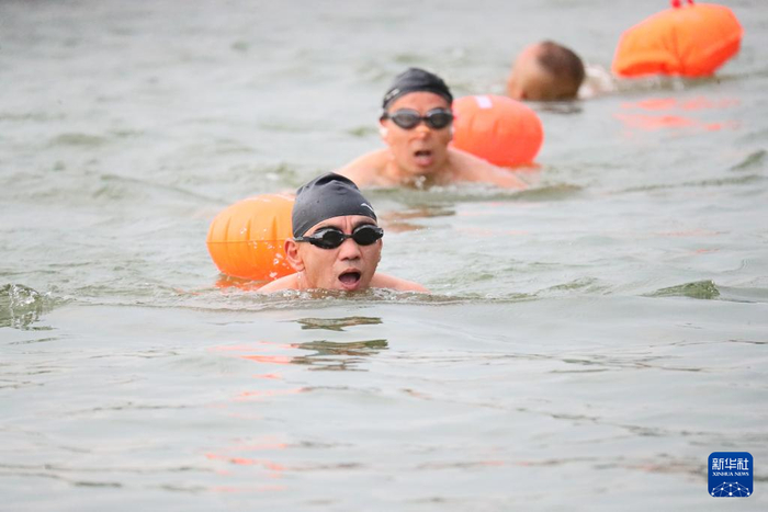 　　4月26日，选手在浠水县参加“乡村铁人三项”比赛。新华社发（杨洋摄）