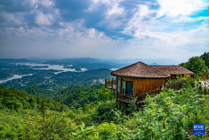 　　比赛线路附近的民宿。新华社发（杨洋摄）