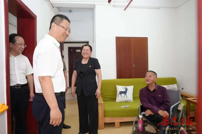 4月28日，谢卫江在奇家岭敬老院调研督导。
