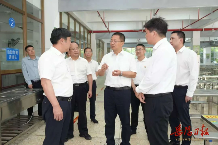 4月28日，谢卫江在岳阳市第九中学调研督导。