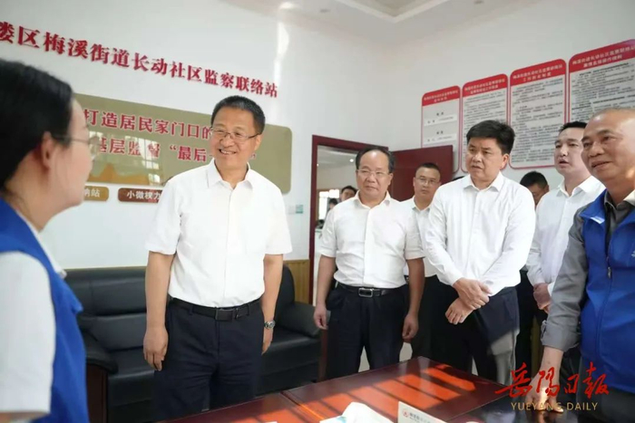 4月28日，谢卫江在梅溪街道长动社区调研督导。