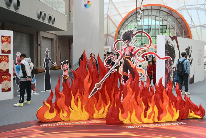 在北京朝阳区，观众在电影《哪吒之魔童闹海》破亿手绘海报展上参观。新华社记者　李鑫　摄