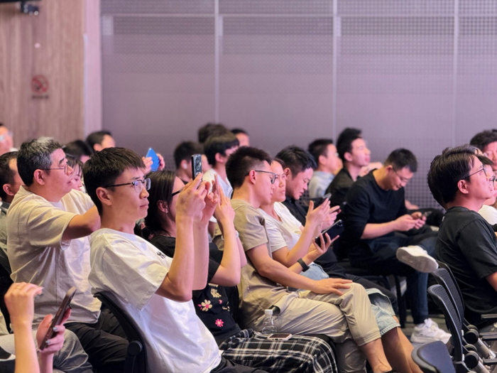 △“2025多多好特产”专项行动走进成都，商家获取平台一手信息。王鑫 摄