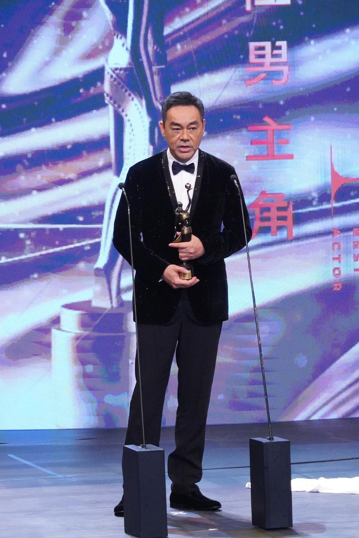 刘青云获颁最佳男主角奖 图据视觉中国