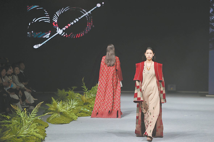 北服本科生毕业作品展开幕式上的时装秀。本报记者 白继开摄