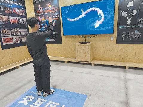 李家庆让古老的运河龙灯实现“数字化交互”。 本报记者 陈强摄