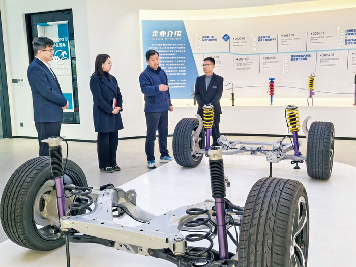 科技型企业负责人（右二）在向嘉兴银行工作人员（左一、左二）介绍企业新技术应用场景。梅琳/摄