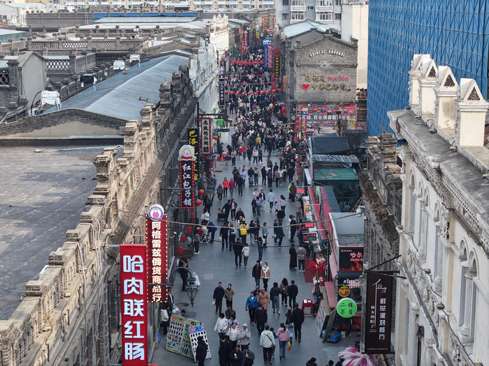 市民和游客在中华巴洛克历史文化街区游玩