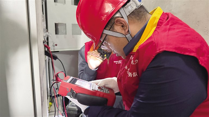 国网拉萨供电公司工作人员现场校验。