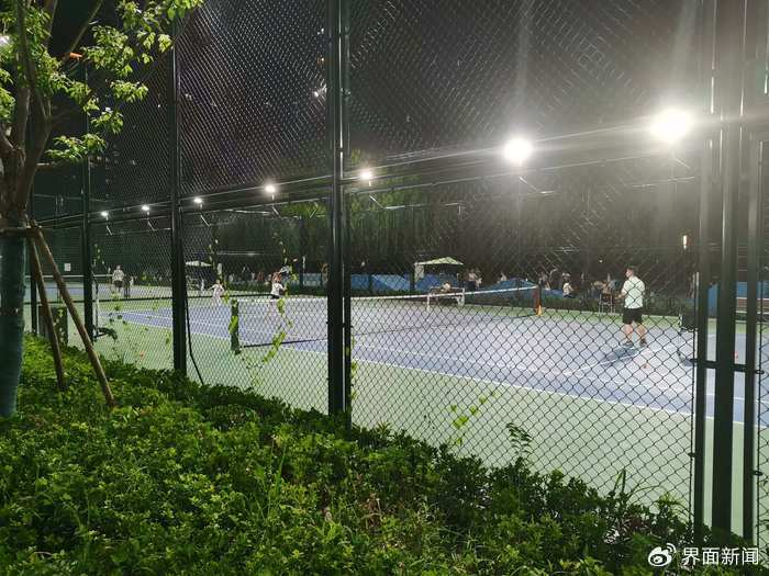 上海一处体育公园内，一位少年学员正在和教练练习击球。（图片来源：界面新闻/覃思悦）