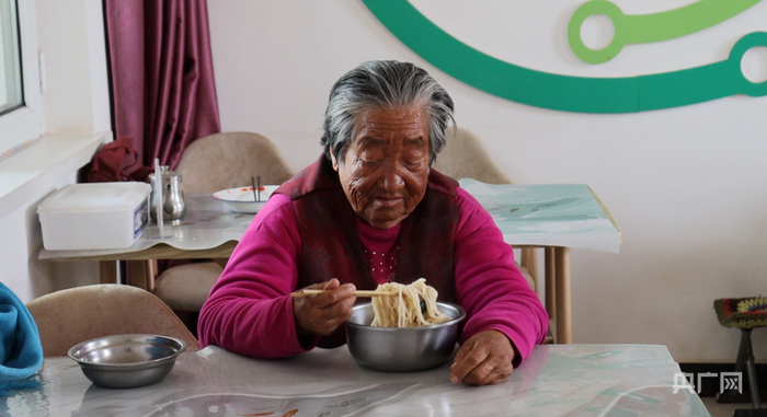 农村居住老人在互助养老院吃晚餐（央广网发  何瑞锦  摄）