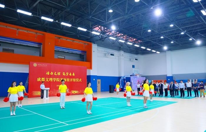热情洋溢的啦啦操和刚柔并济的武术表演为拉开活动序幕