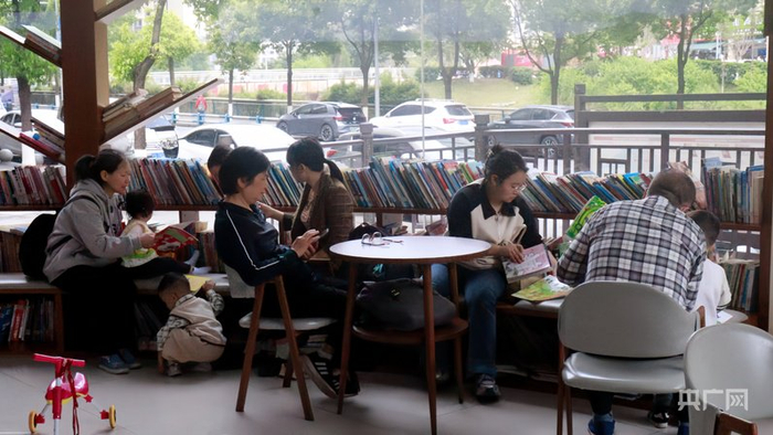 横街社区“渝好空间”图书角（央广网发  刘思怡  摄）