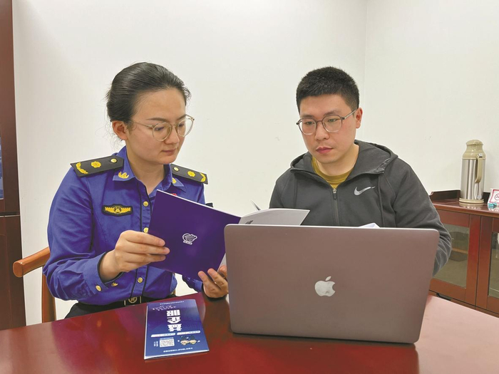 执法队员指导帮助企业开展信用修复。