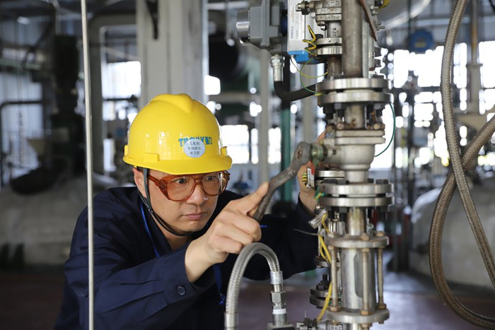 常州强力先端电子材料有限公司工人操作工艺控制关键控制点。受访者供图