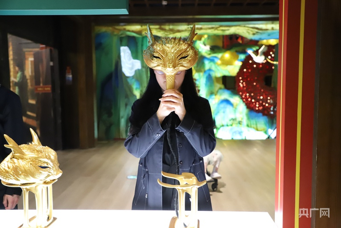 游客通过VR眼镜体验“云游长安”数字导览项目（央广网发  霍嘉怡  摄）