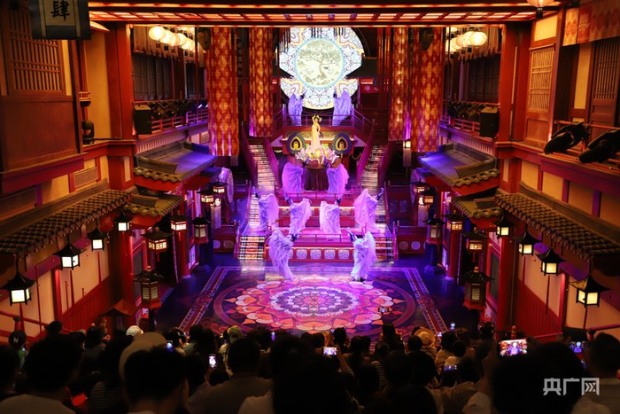 游客在长安十二时辰主题街区观看《霓裳羽衣舞》表演（央广网发  霍嘉怡  摄）