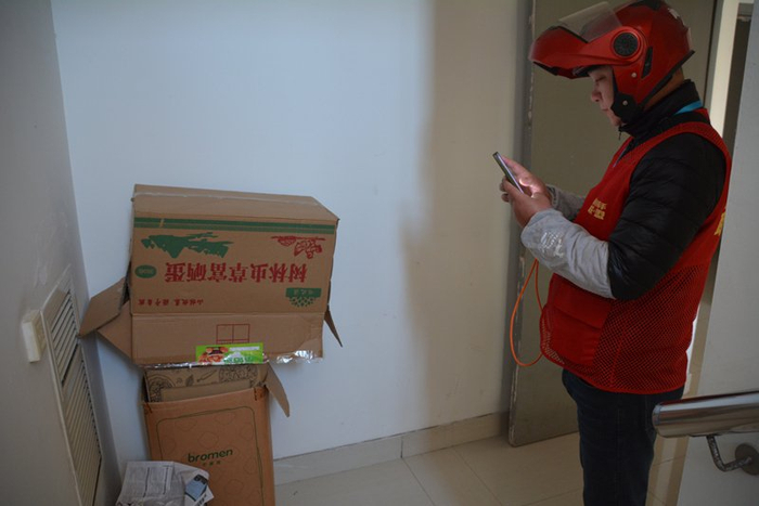 一位青鸟骑手正在巡查楼道。受访者供图