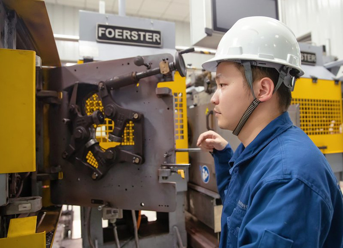 刘超在棒材无损探伤线上作业。受访者供图