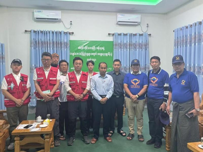图 缅甸实皆省省长一行与救援小组共同讨论救援方案