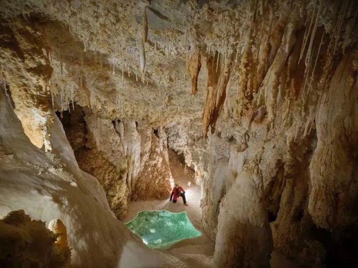 探险队员发现洞内的“云朵石”景观。新华社发