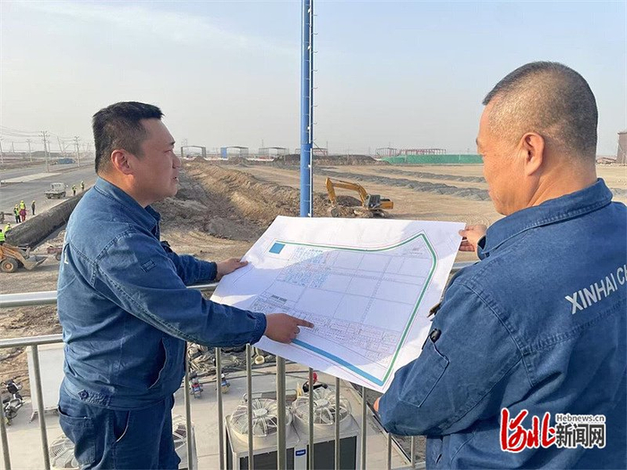 4月17日，在河北鑫海控股集团有限公司化工新材料基地建设现场，相关负责人查看项目进展情况。河北日报记者 魏 雨摄