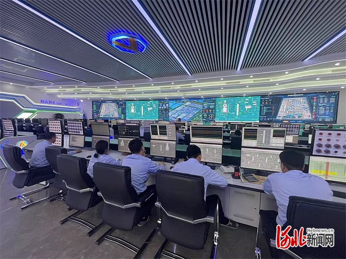 4月17日，在河北鑫海化工集团有限公司中控中心，工作人员在进行生产调度。河北日报记者 魏 雨摄