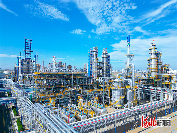 河北鑫海化工集团有限公司厂区的化工装置。王国柱供图