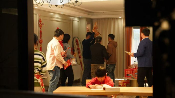 竖店内的拍摄场景，受访者供图