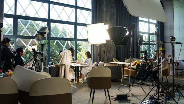 竖店内的拍摄场景，受访者供图