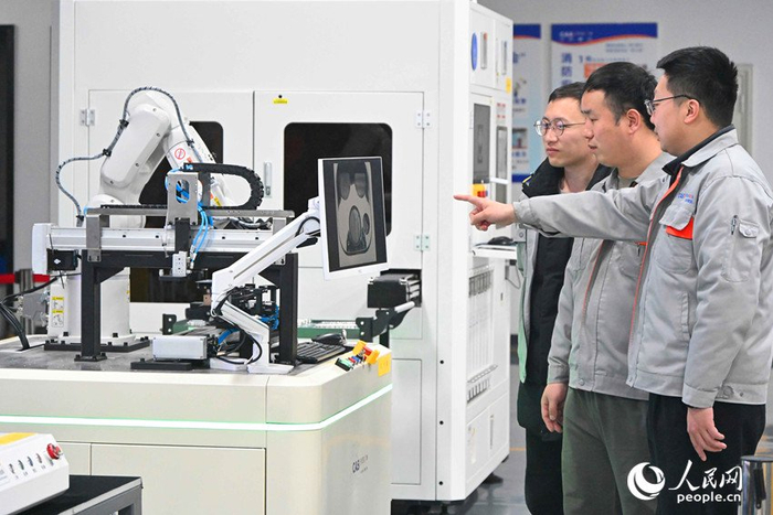 在中科慧远视觉技术（洛阳）有限公司，一批智能检测设备整装下线。人民网记者 慎志远摄