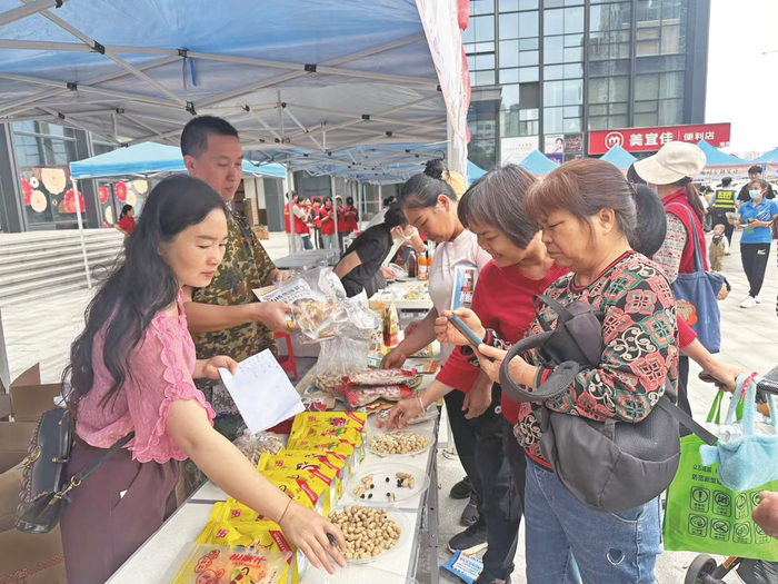     市民游客选购特色产品。    本报通讯员 梁慧平 摄