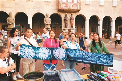 二〇二四年六月，李海华（右二）在“匈牙利博物馆之夜”活动中进行扎染展示。受访者供图